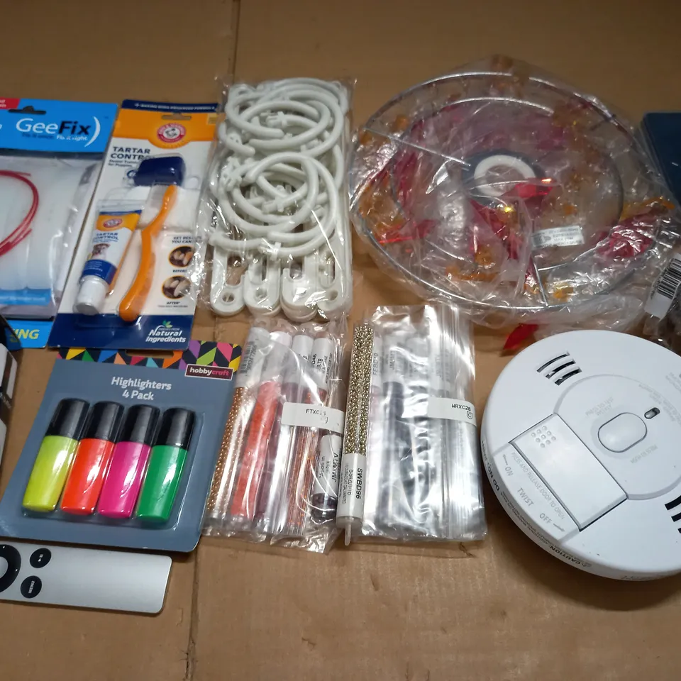 LARGE QUANTITY OF ASSORTED HOUSEHOLD ITEMS TO INCLUDE GEEFIX KIT, CRAFTING ITEMS AND SOLAR LIGHTS