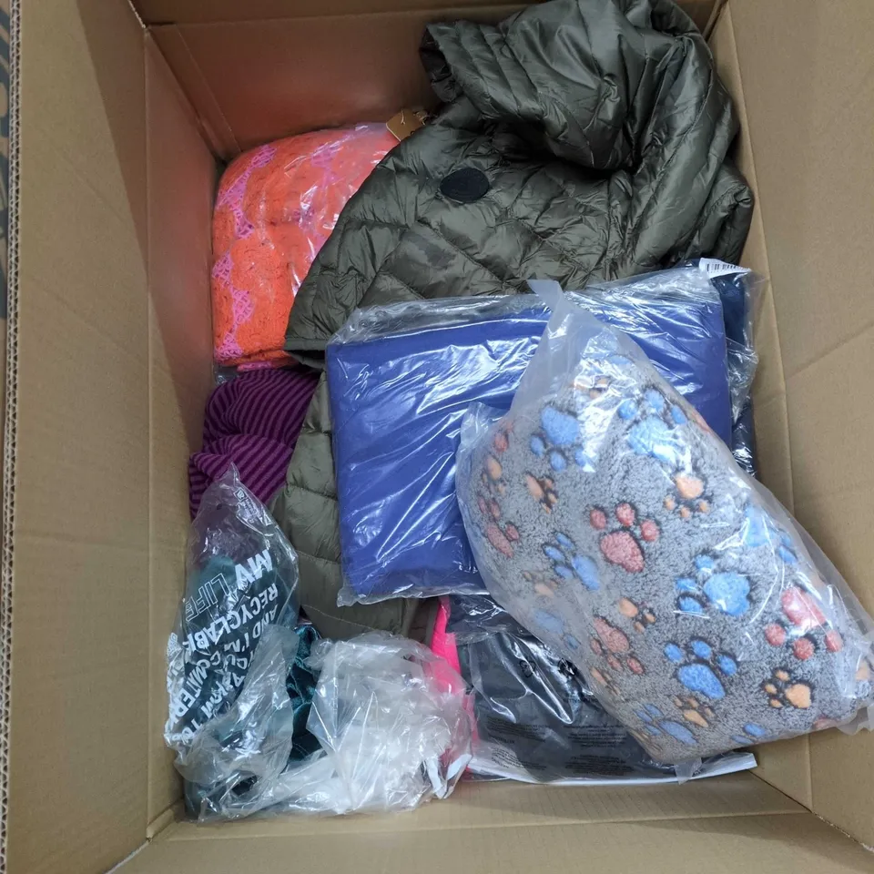 BOX OF APPROXIMATELY 20 ASSORTED CLOTHING ITEMS TO INCLUDE: 2X TM LEWIN TSHIRTS