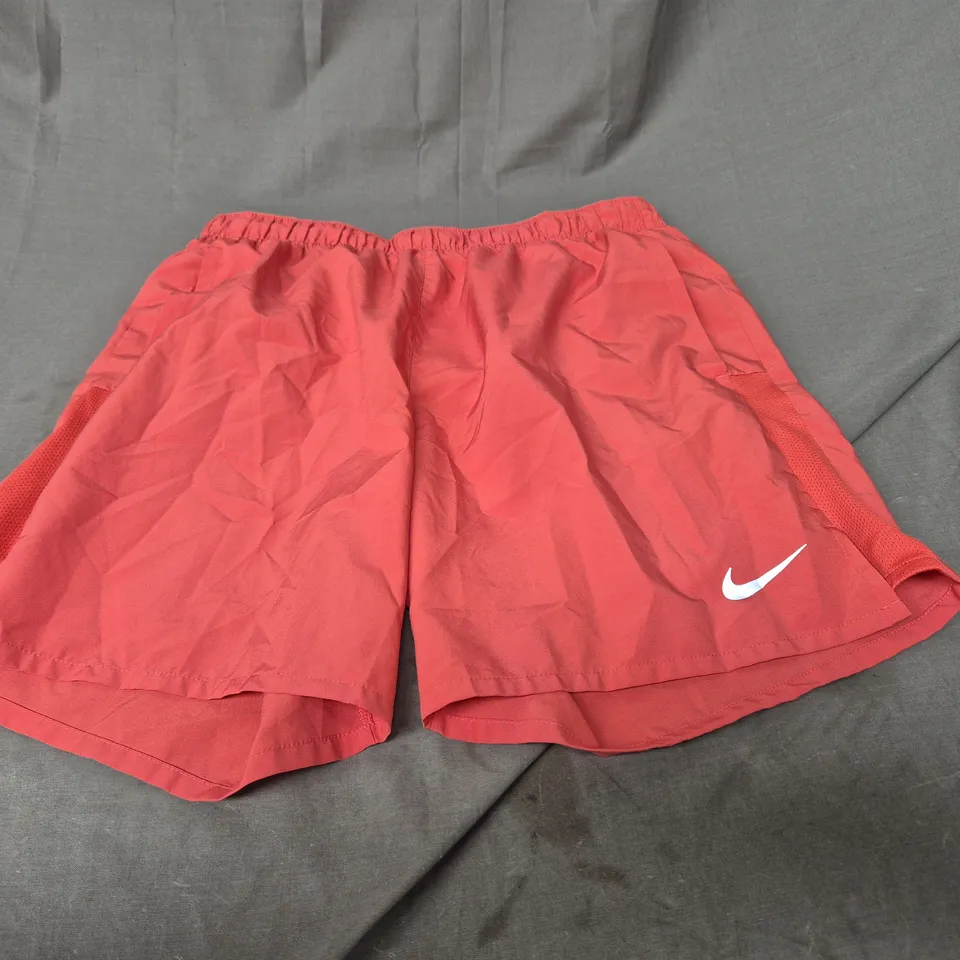 NIKE LOGO CASUAL SHORTS - SIZE M