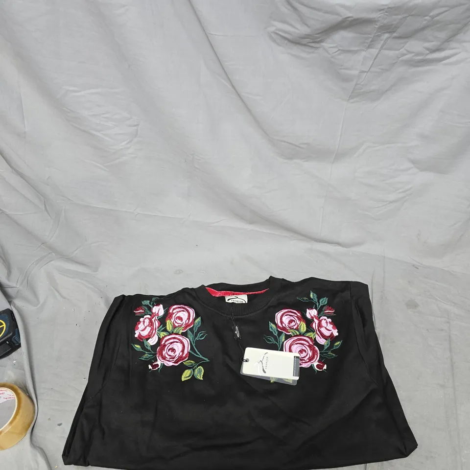 BOX OF APPROXIMATELY 20 ASSORTED ITEMS TO INCLUDE: FESTIVE WALL ART AND FLORAL JUMPER