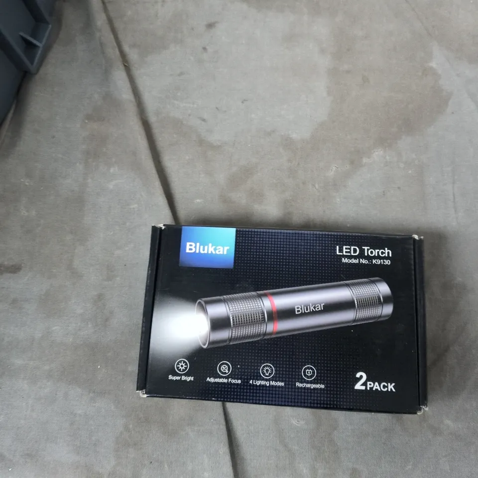 TOTE OF APPROXIMATELY 12 ASSORTED ITEMS TO INCLUDE: 2 LED FLASHLIGHTS 