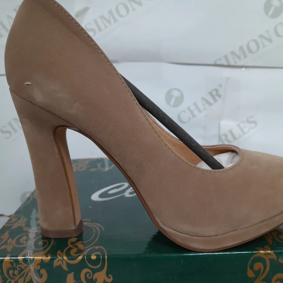 BOXED PAIR OF CLARAS CLOSED TOE THIN BLOCK HEELS IN CAMEL - SIZE 37