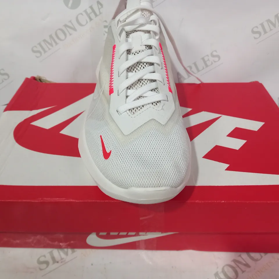 BOXED PAIR OF NIKE VISTA LITE SHOES IN WHITE/RED UK SIZE 5.5
