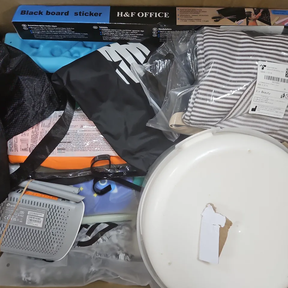 BOX OF APPROXIMATELY 10 ASSORTED HOUSEHOLD ITEMS TO INCLUDE 16-PIECE VEGGIE SLICER, ETC