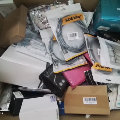 BOX CONTAINING LARGE AMOUNT OF BOXED ELECTRICAL ITEMS TO INCLUDE: PHONE CASES, CHARGERS, LAMPS, ETC.