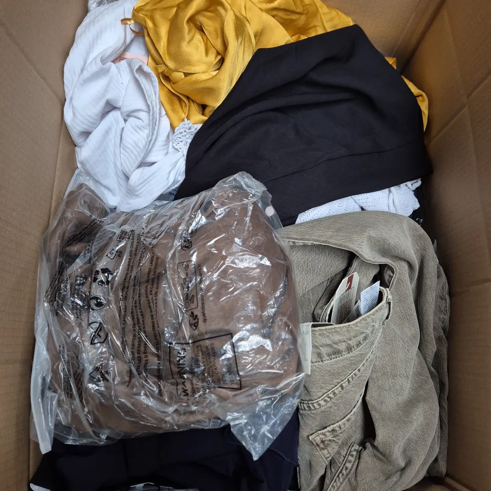 APPROXIMATELY 25 ASSORTED CLOTHING AND FASHION PRODUCTS IN VARIOUS STYLES AND SIZES - COLLECTION ONLY