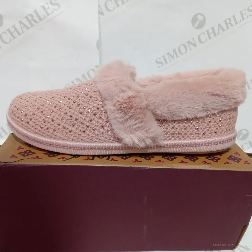 BOXED PAIR OF SKECHERS PLUM COSY SLIPPERS  - SIZE 5