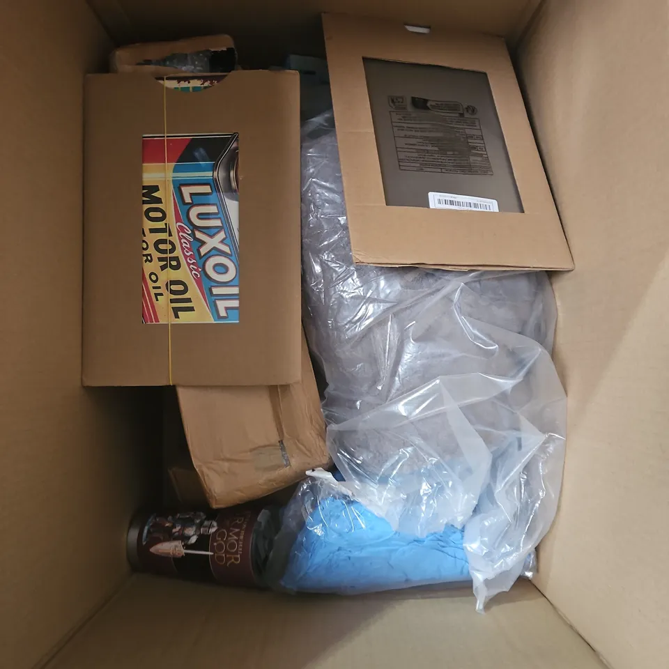 BOX OF APPROX 15 HOUSEHOLD ITEMS TOO INCLUDE HELLO WEEKEND BACKPACK, WOODEN HANDLE KITCHEN ITEM, ETC