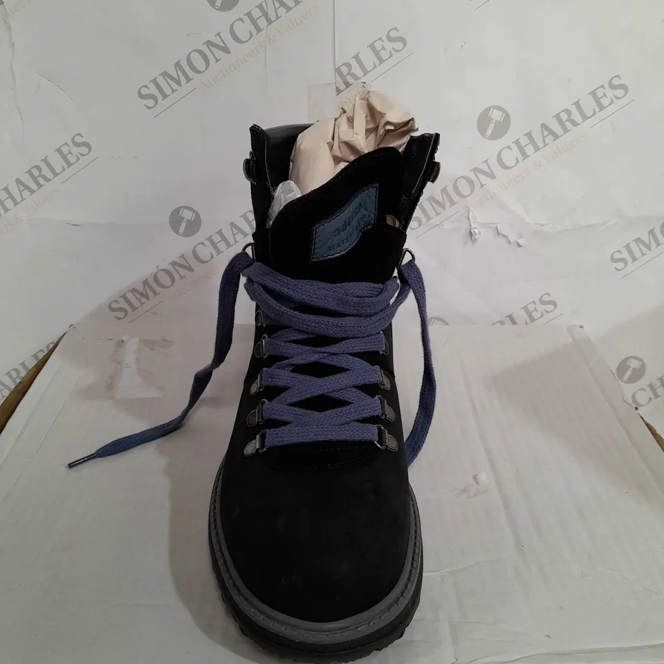 BOXED PAIR OF ADESSO WATERPROOF WALKING BOOTS SIZE 7