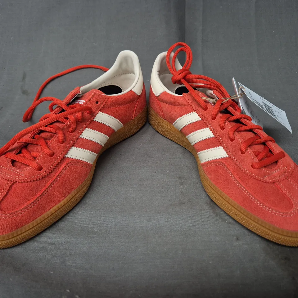 BOXED PAIR OF ADIDAS HANDBALL SPEZIAL SHOES IN CORAL/CREAM UK SIZE 6.5