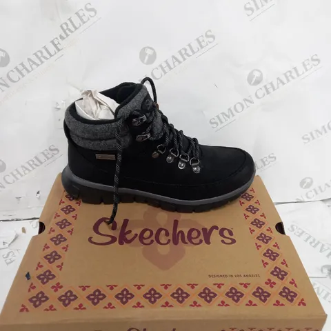 BOXED SKECHERS SYNERGY WARM TECH BOOTS, BLACK - SIZE 5