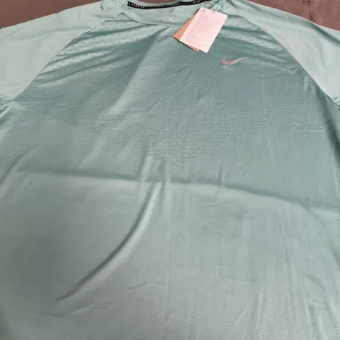 NIKE LOGO CASUAL TEE - LARGE