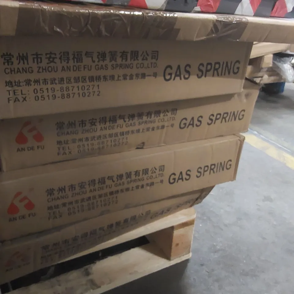 PALLET CONTAINING APPROXIMATELY 200 GAS LIFTS SUITCASE,CHRISTMAS TREE