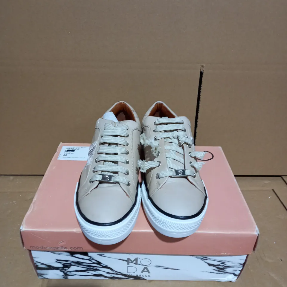 MODA LACE UP CREAM AND SNAKE PRINT SIZE 5 TRAINERS