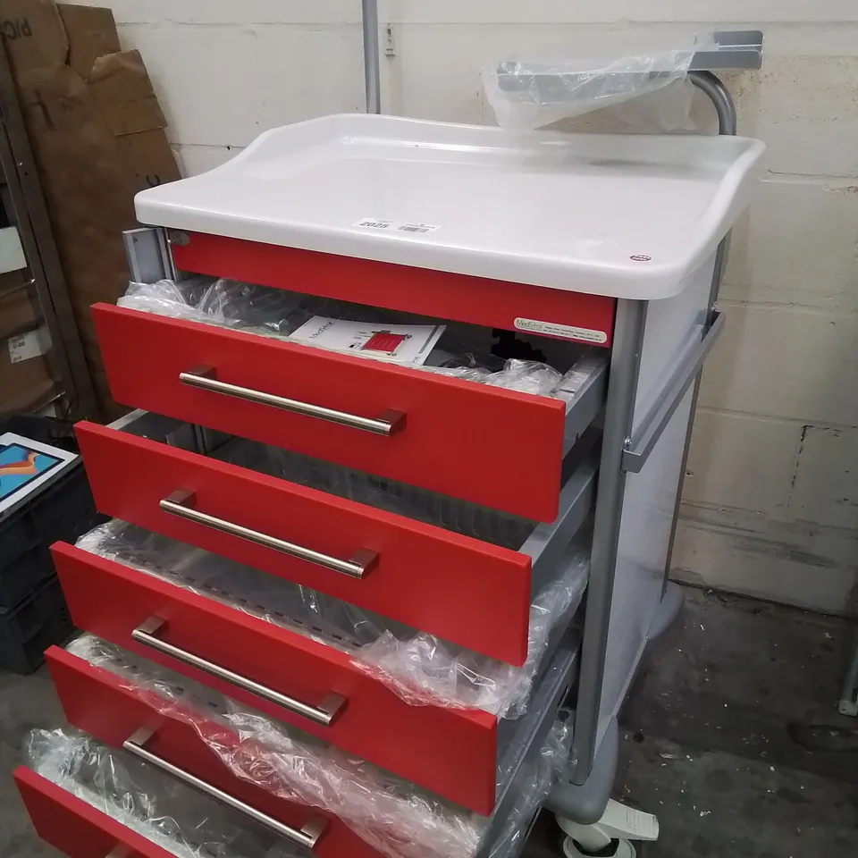 MEDSTOR MODULE CART WITH 5 LOCKABLE DRAWERS, LAPTOP & DRIP STANDS