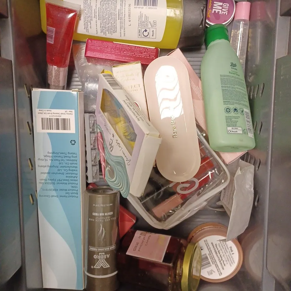 APPROXIMATELY 20 ASSORTED HEALTH & BEAUTY PRODUCTS TO INCLUDE SINOZ PORE MINIMIZING SERUM, FOUR SEASONS TONING TREATMENT, ALOE HEAT LOTION ETC 