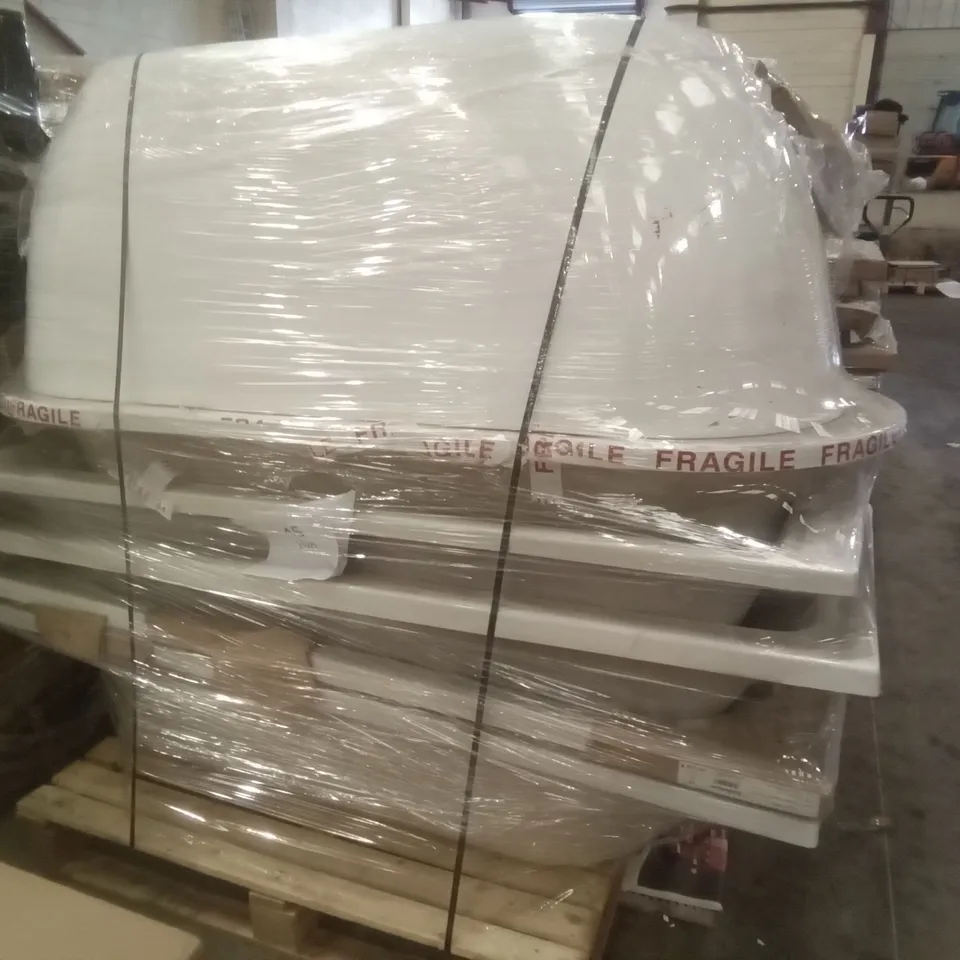 PALLET OF APPROXIMATELY 7 BATHS