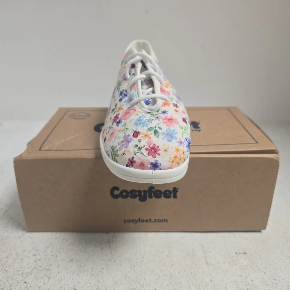 BOXED PAIR OF COSYFEET SAMMI SHOES IN MEADOW WHITE/FLORAL SIZE UK 8