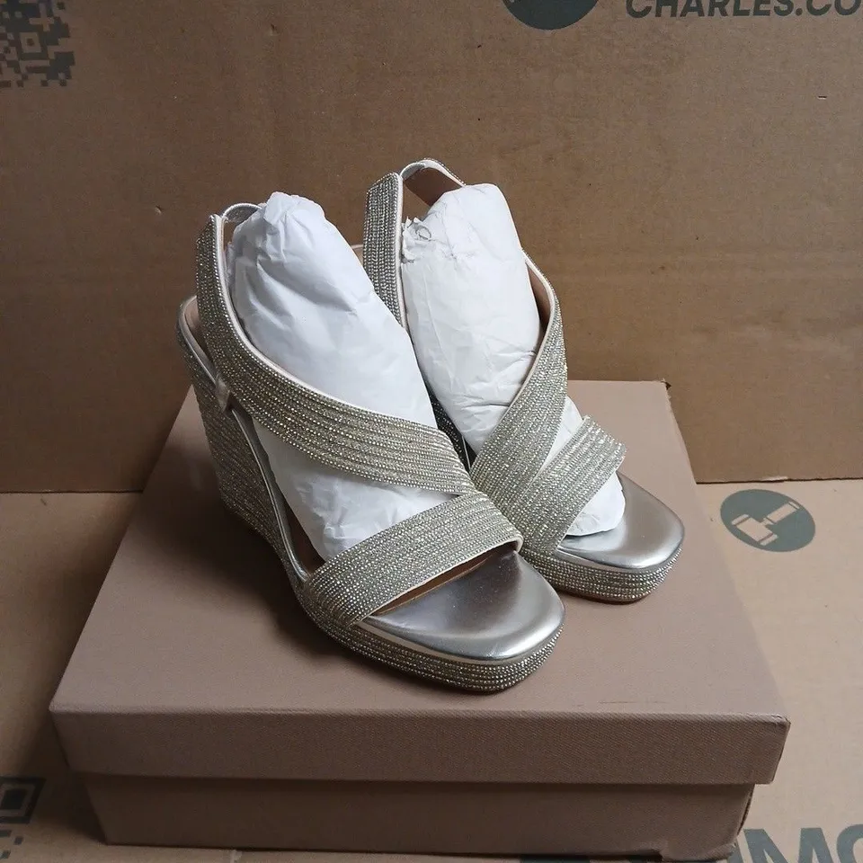 BOXED PAIR OF CARVELA GALA WEDGE JEWEL SANDALS – WOMEN'S SILVER, UK 4