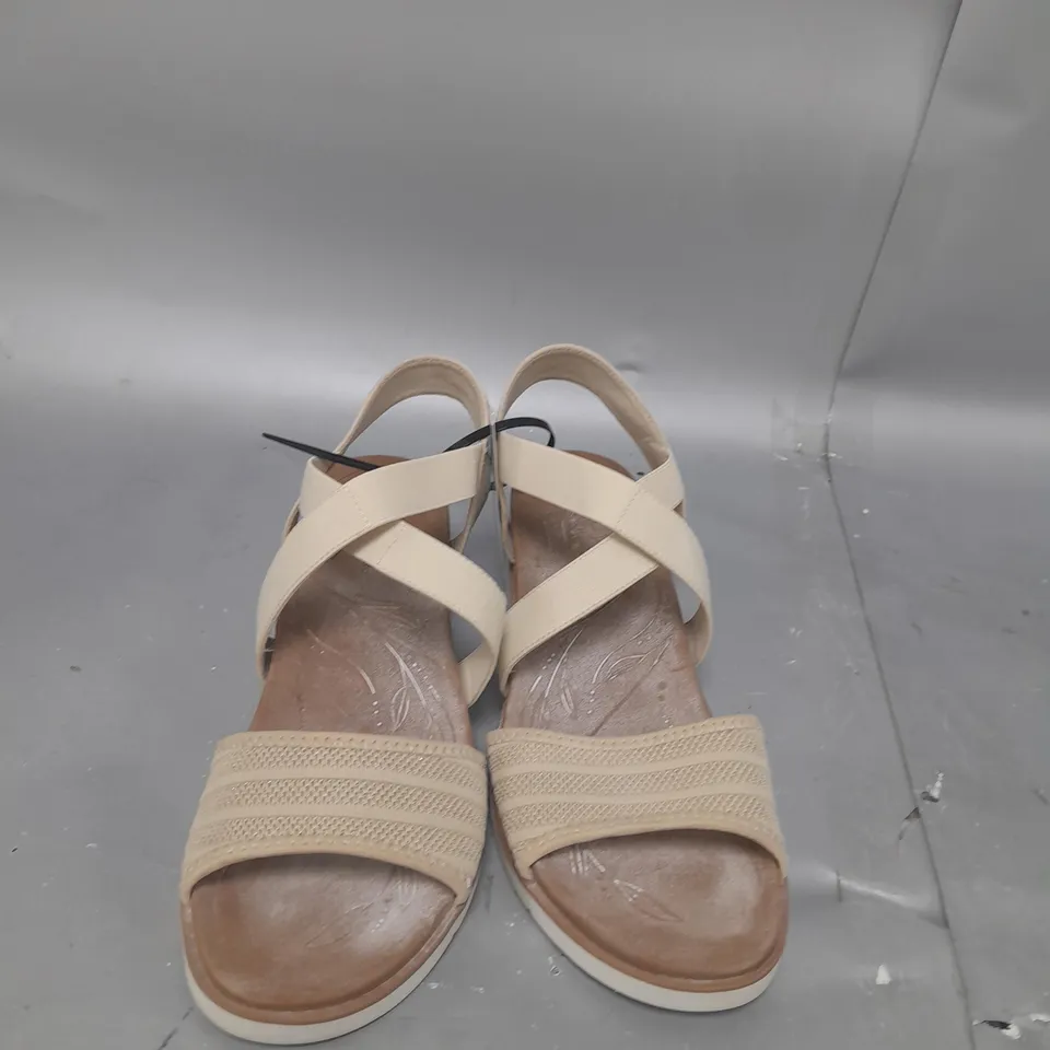 SKECHERS ARCH FIT CREAM SANDALS - SIZE 6