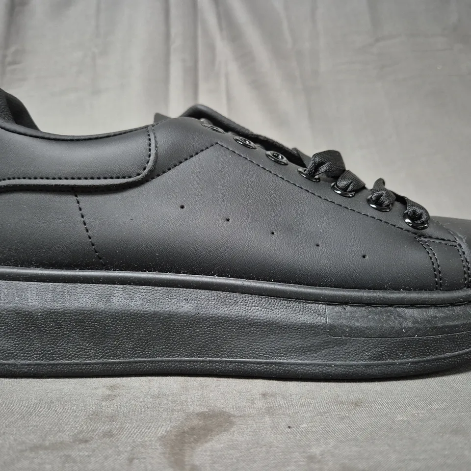 BOXED PAIR OF UNBRANDED SHOES IN BLACK EU SIZE 43