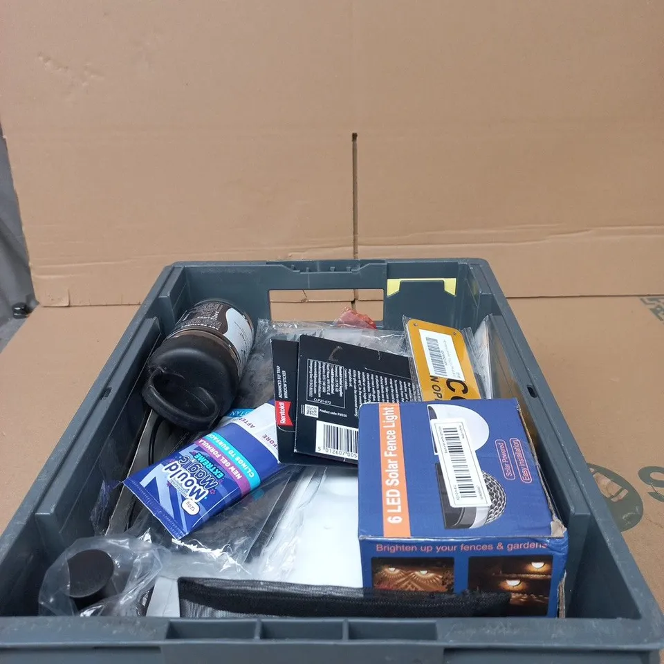 TOTE OF APPROXIMATELY 15 ASSORTED ITEMS TO INCLUDE MOULD MAGIC, CCTV SIGN, FLY WINDOW TRAP STICKER, SOLAR FENCE LIGHT, COOL TOWEL FOR DOGS ETC