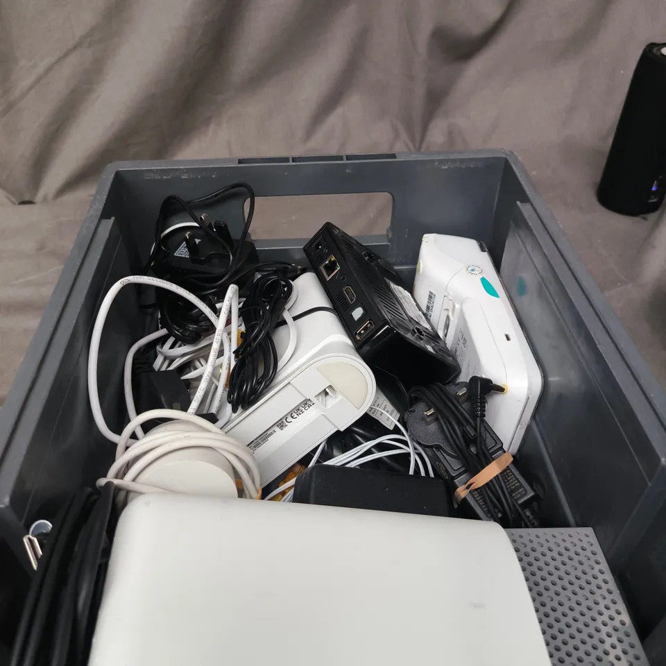 APPROXIMATELY 7 ASSORTED ELECTRICAL ITEMS INCLUDING HUBS AND POWER LEADS 