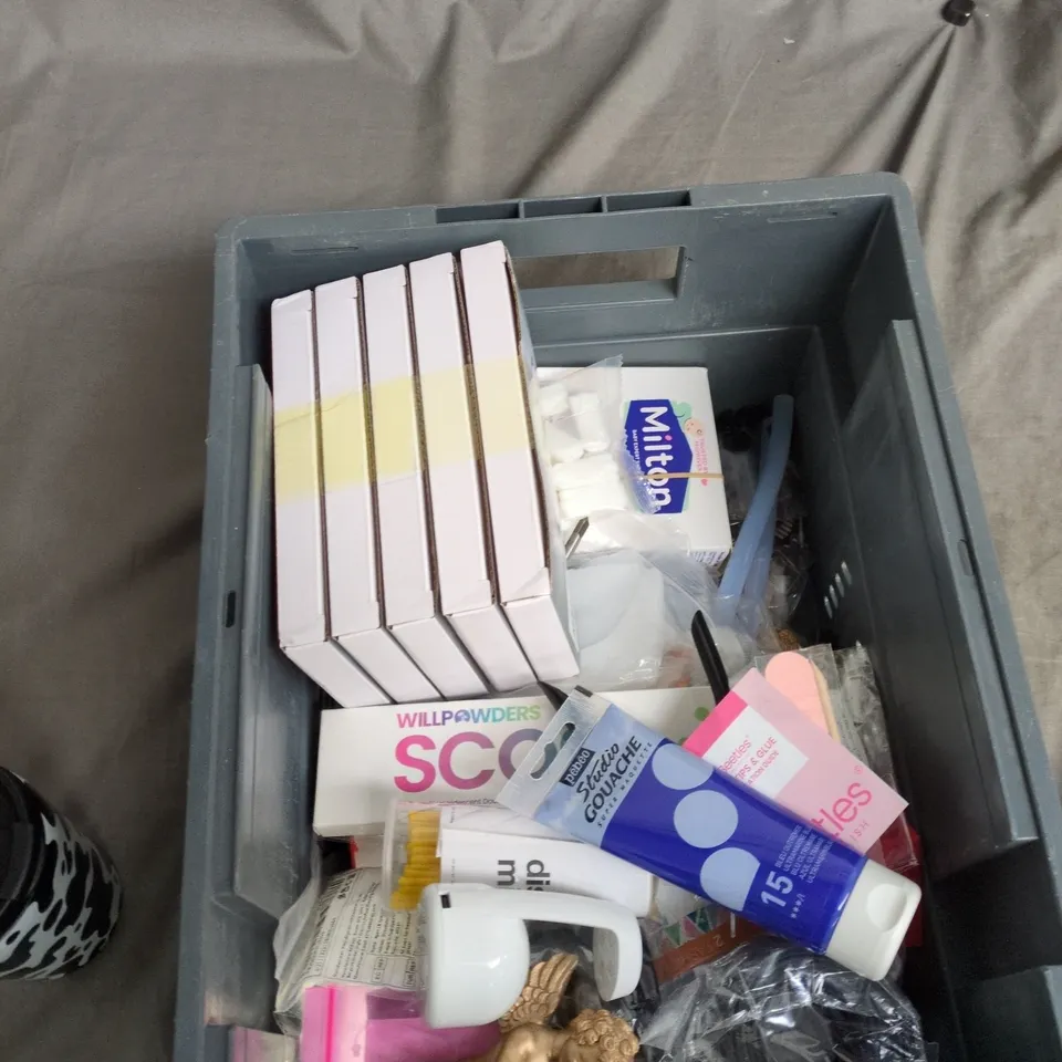 TOTE OF APPROXIMATELY 15 ASSORTED ITEMS TO INCLUDE: COW MUG 