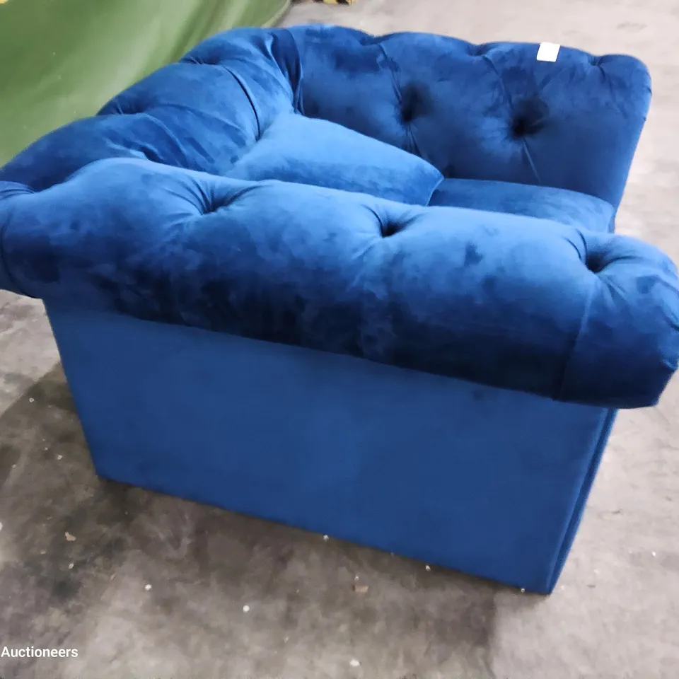 DESIGNER THE HAXTON BLUE VELVET CHESTERFIELD STYLE EASY CHAIR 