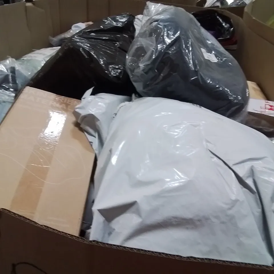 PALLET CONTAINING A LARGE QUANTITY OF PILLOWS