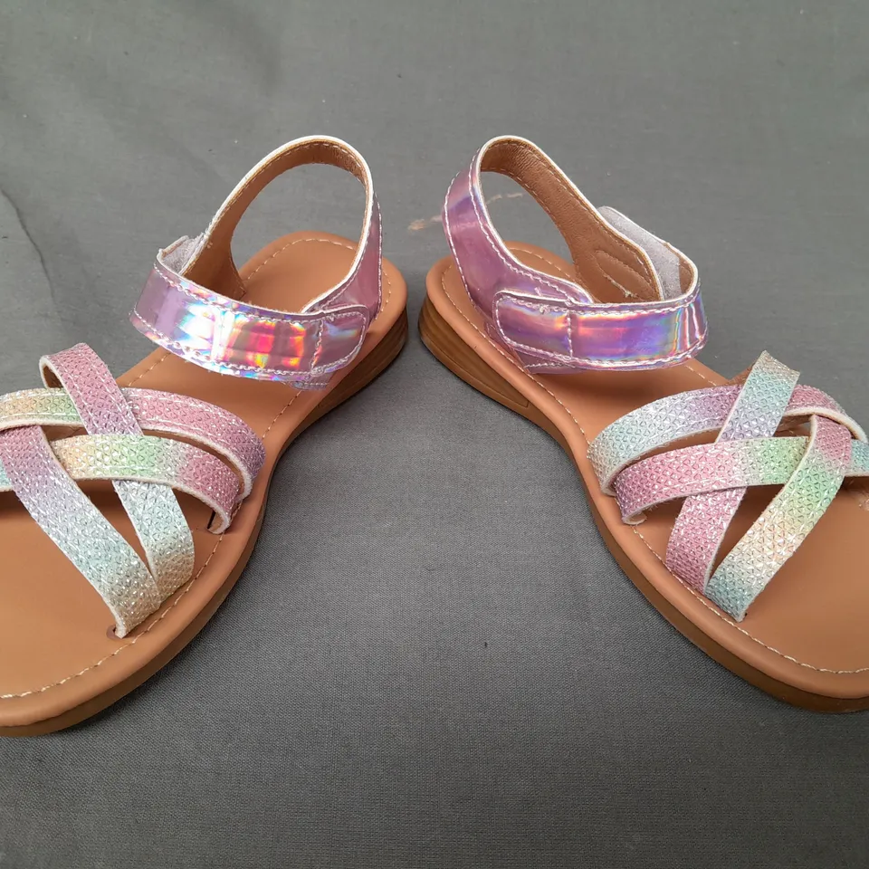 BOXED PAIR OF DESIGNER KIDS OPEN TOE SANDALS IN PRISMATIC MULTICOLOUR EU SIZE 27