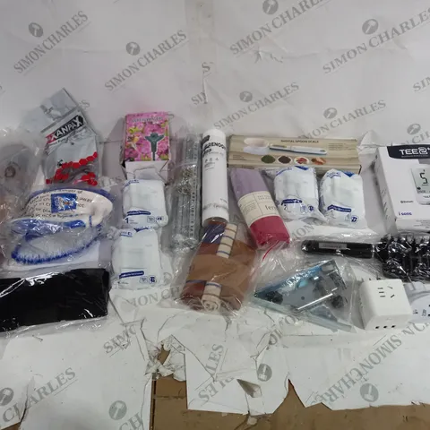 LOT OF APROXIMATELY 12 ASSORTED HOUSEHOLD ITEMS TO INCLUDE KURIN DISH CLOTH SET, TE2+ BLOOD GLUCSE TEST, AND DIGITAL SPOON SCALE ETC.