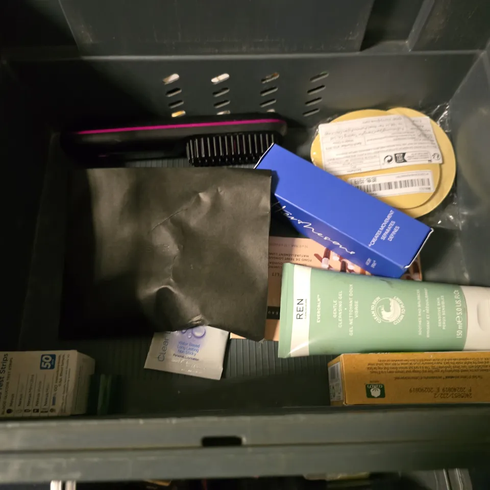 LOT OF APPROXIMATELY 18 ASSORTED HEALTH & BEAUTY ITEMS TO INCLUDE NAIL CLIPPER SETS, SHAMPOO AND MINI SHAVER