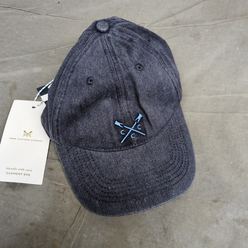 CREW CLOTHING COMPANY GARMENT DYED CAP IN NAVY