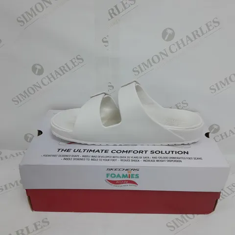 BOXED PAIR OF SKECHERS ARCH FIT FOAMIES SLIDE SANDALS IN WHITE SIZE 6