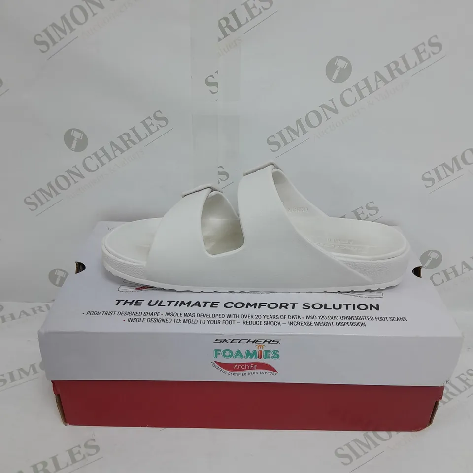 BOXED PAIR OF SKECHERS ARCH FIT FOAMIES SLIDE SANDALS IN WHITE SIZE 6