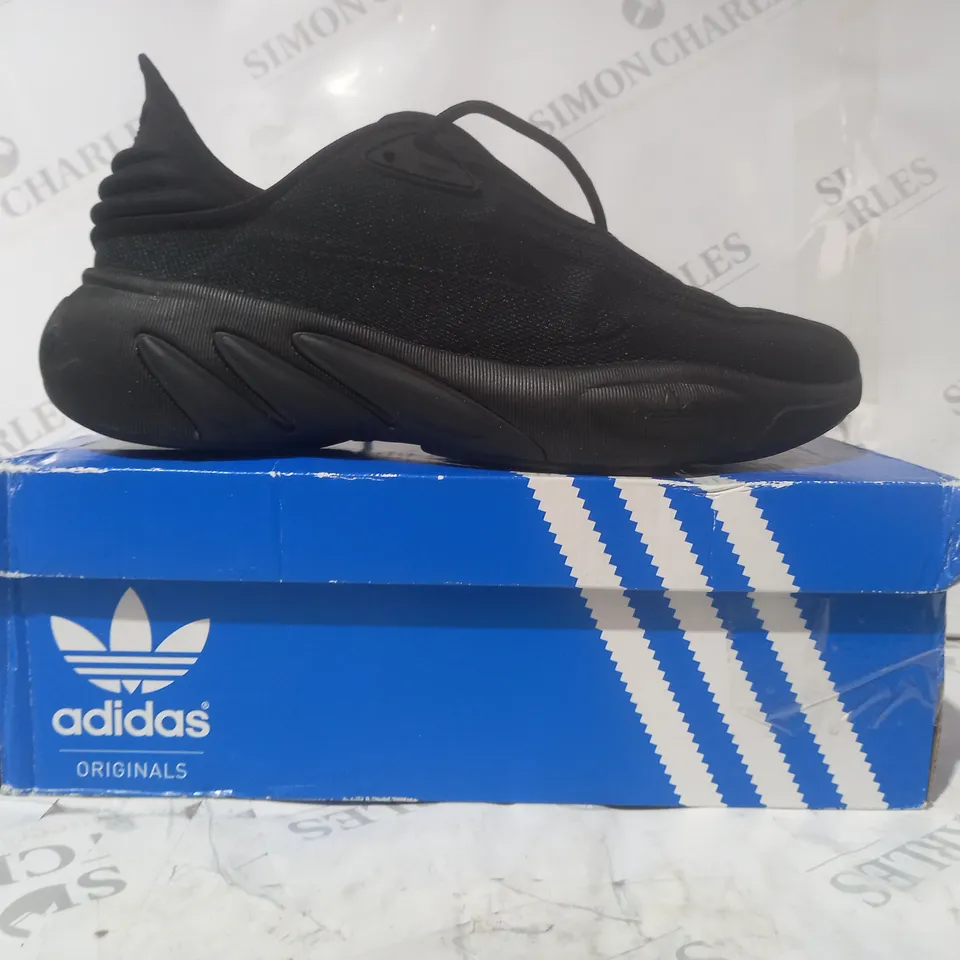 BOXED PAIR OF ADIDAS COURTVANTAGE SHOES IN BLACK UK SIZE 9