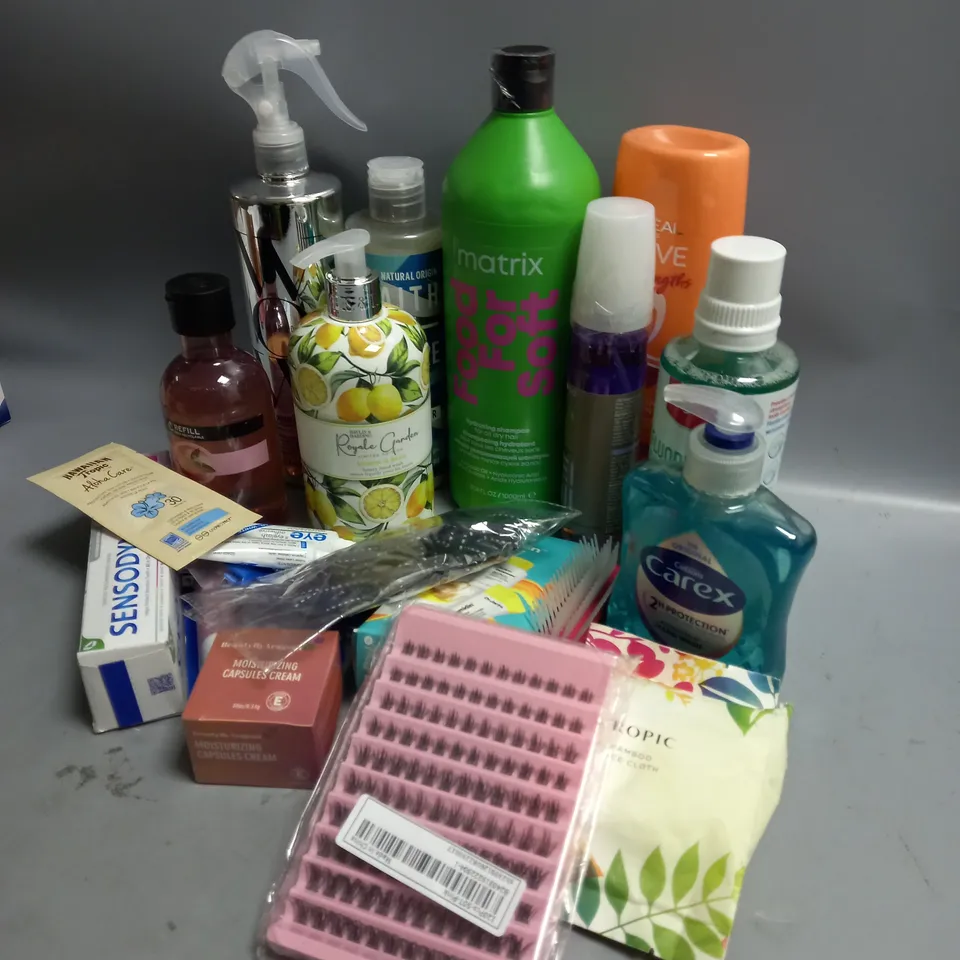 LOT OF ASSORTED BATH, BODY AND HAIR CARE PRODUCTS INCLUDING HAIR BOBBLES AND TOOTHPASTE