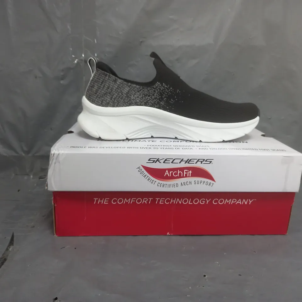 SKECHERS ARCH FIT D LUX TRAINERS BLACK/WHITE SIZE 5