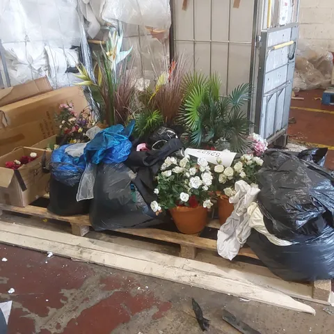 PALLET CONTAINING A LARGE QUANTITY OF ASSORTED RESTAURANT DECORATION ITEMS INCLUDING: FAKE PLANTS, WALL DECOR, ARTIFICIAL FLOWERS, CHAIR COVERS, COLOURFUL FABRICS ECT