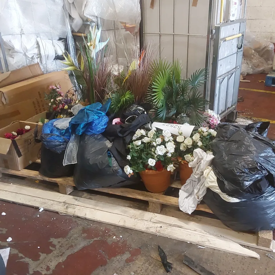 PALLET CONTAINING A LARGE QUANTITY OF ASSORTED RESTAURANT DECORATION ITEMS INCLUDING: FAKE PLANTS, WALL DECOR, ARTIFICIAL FLOWERS, CHAIR COVERS, COLOURFUL FABRICS ECT