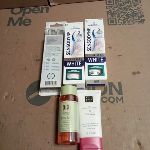 TOTE OF APPROXIMATELY 15 ASSORTED COSMETIC ITEMS TO INCLUDE SENSODYNE, PIXI GLOW TONIC, RITUALS...HAND BALM, PHILIPS SONICARE W2 BRUSH HEADS ETC