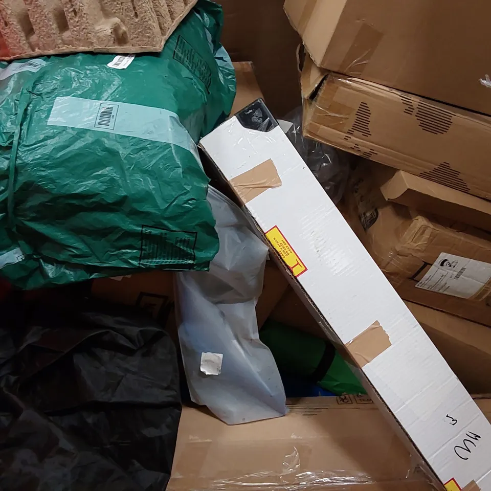 PALLET OF ASSORTED ITEMS INCLUDING: OFFICE CHAIR, BAMBOO GARMENT LAUNDRY RACK, ELECTRIC WAX MELTER,10L MINI FRIDGE, DANCE MAT, RUGS