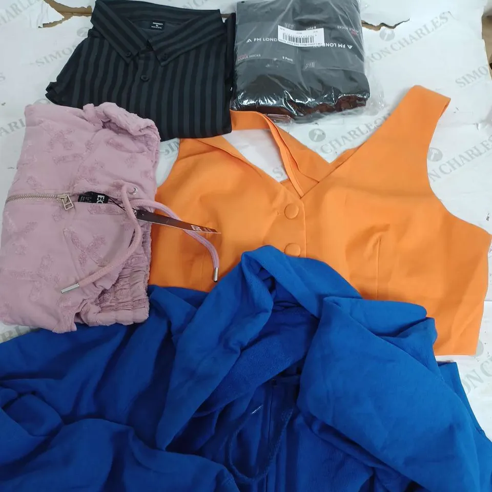 BOX OF APPROXIMATELY 22 ASSORTED CLOTHING ITEMS TO INCLUDE - SOCKS , JACKET , SHIRT ETC