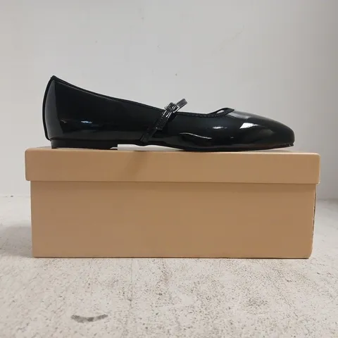 BOXED PAIR OF SIMMI LONDON SHOES IN GLOSSY BLACK SIZE UK 7