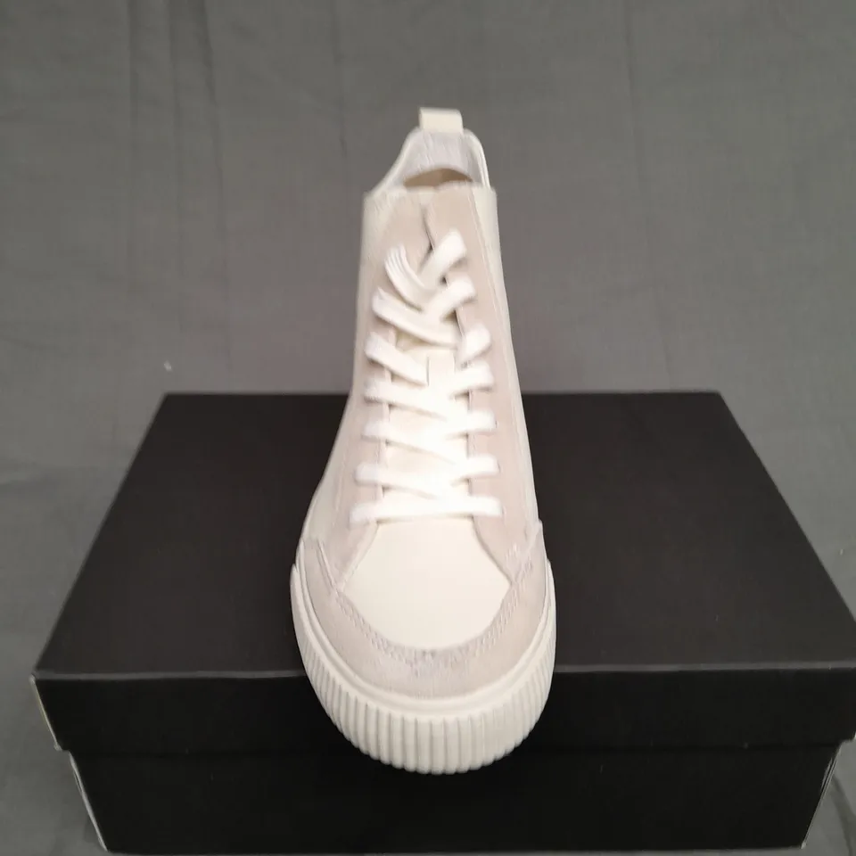 BOXED PAIR OF HUSH AUDEN HI TOP TRAINERS WHITE SIZE 40 