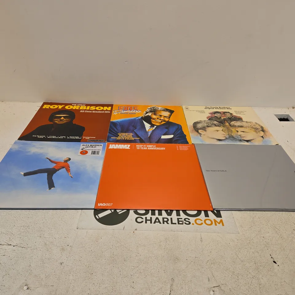 TOTE OF APPROXIMATELY 25 ASSORTED VINYLS TO INCLUDE ROY ORBISON, FATS DOMINO, THE EVERLY BROTHERS, ALEX WARREN, TEN YEARS OF GALA ETC