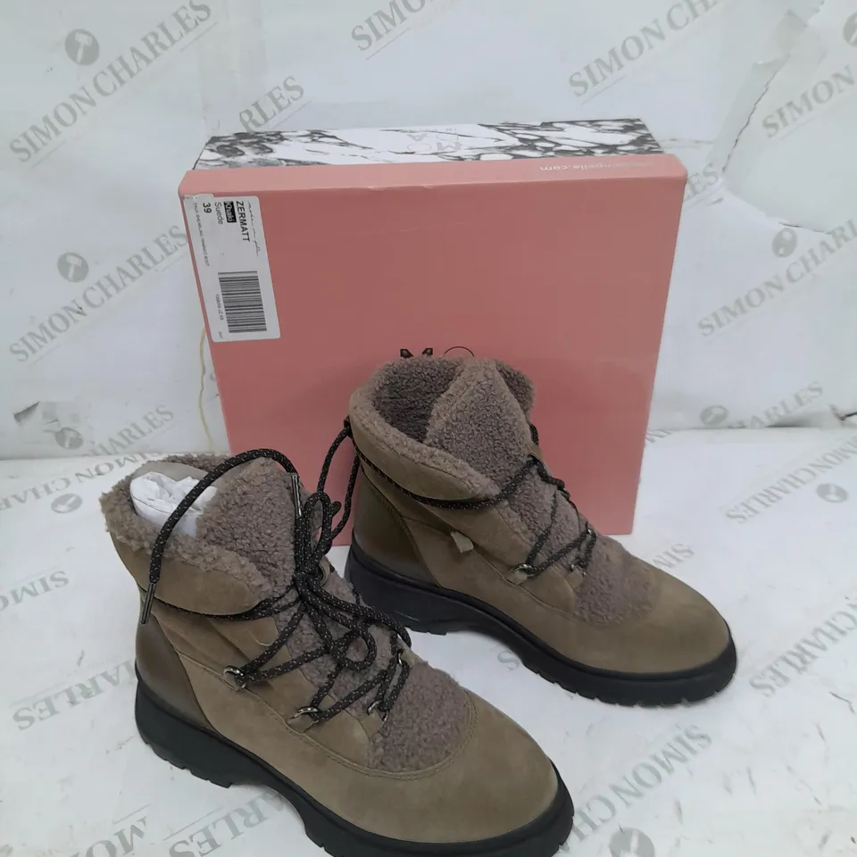 BOXED PAIR OF MODA IN PELLE ZERMATT KHAKI TRIMMED BOOTS IN SUEDE SIZE 39 