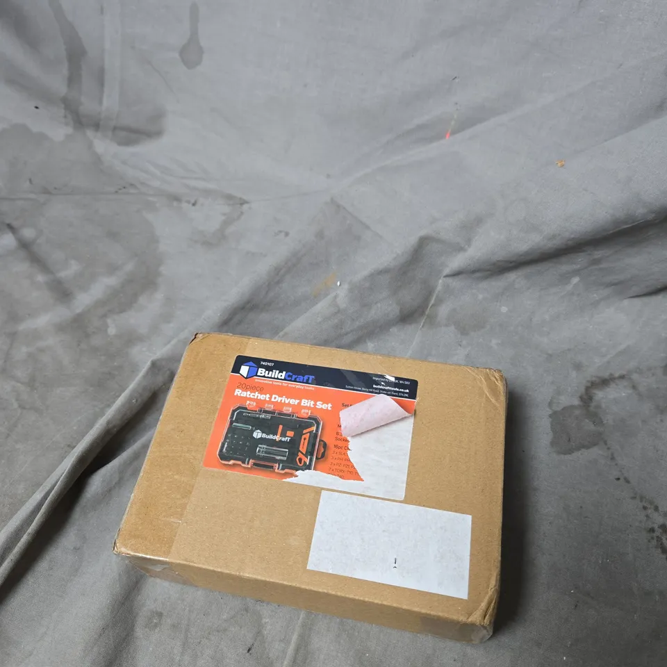 BOX OF APPROXIMATELY 10 ASSORTED HOUSEHOLD ITEMS INCLUDING ADJUSTABLE CONTAINER AND RATCHET DRIVER BIT SET