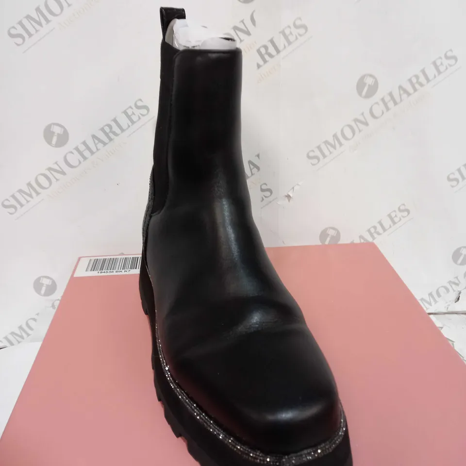 BOXED MODA IN PELLE GERRI LEATHER EMBELLISHED SQUARE TO CHELSEA BOOT - SIZE 7